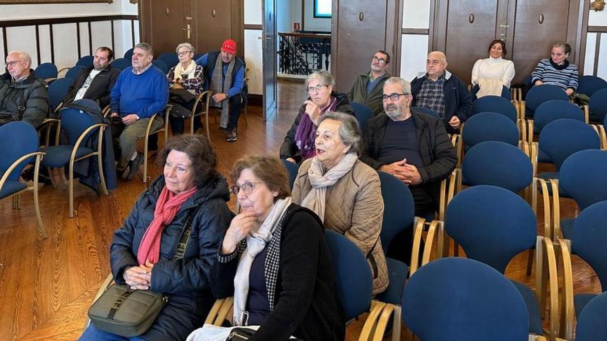 Asistentes al sorteo celebrado en el salón de plenos del Concello de Marín.  | // FDV