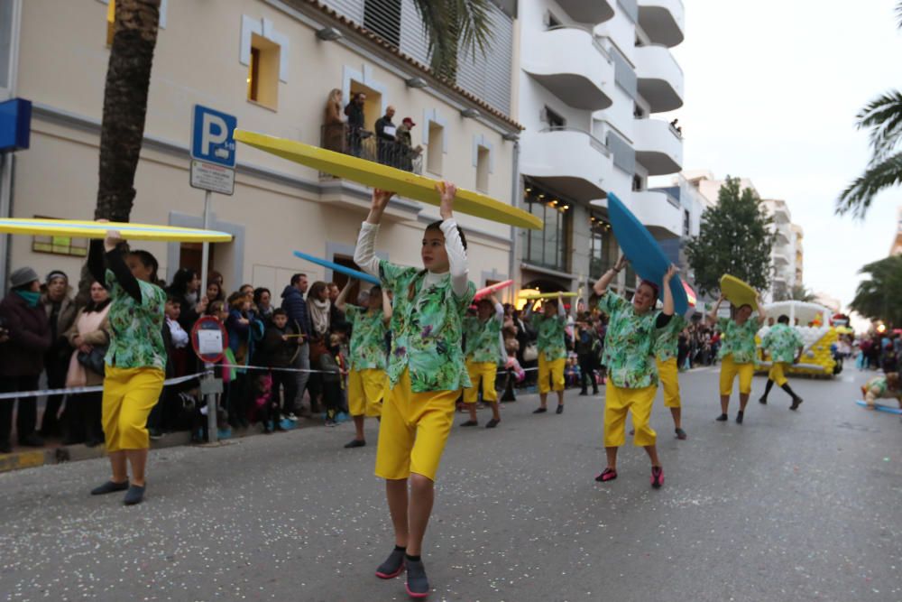 Las comparsas de los colegios protagonizan la rúa