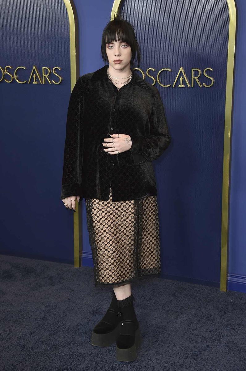 Billie Eilish con top y falda de Gucci y zapatos de Marc Jacobs