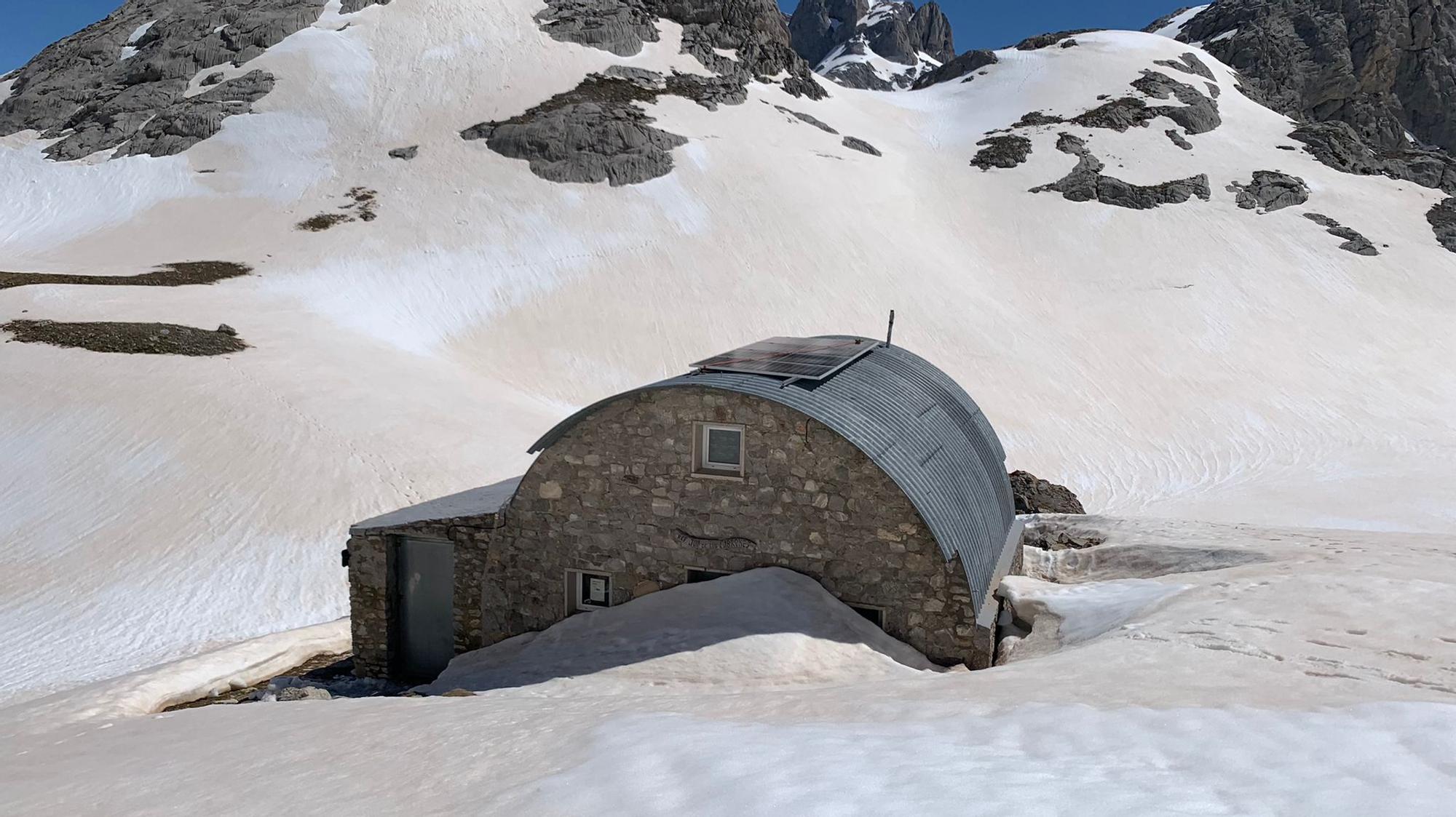 Refugios del Urriellu y Jou de los Cabrones tras la última nevada