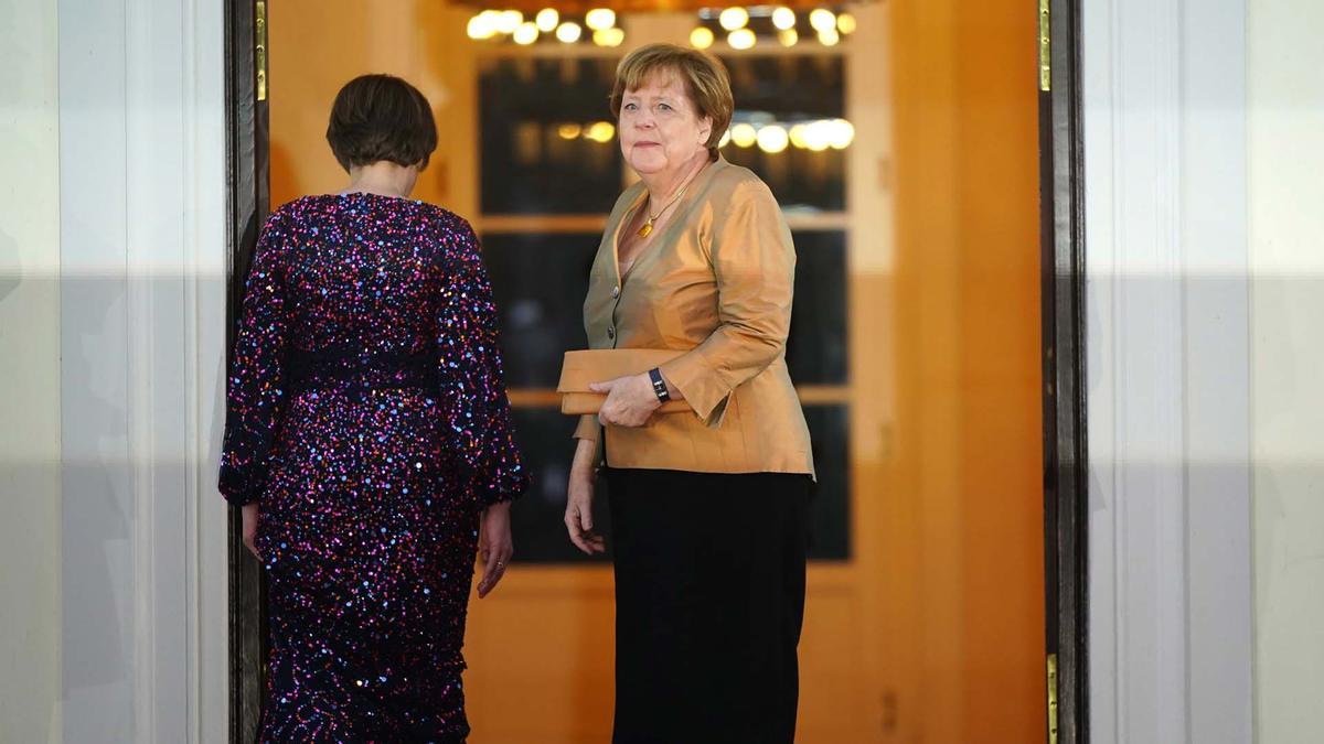 La ex canciller alemana Angela Merkel (R) llega para una cena de corbata blanca en el palacio presidencial Schloss Bellevue en Berlín.