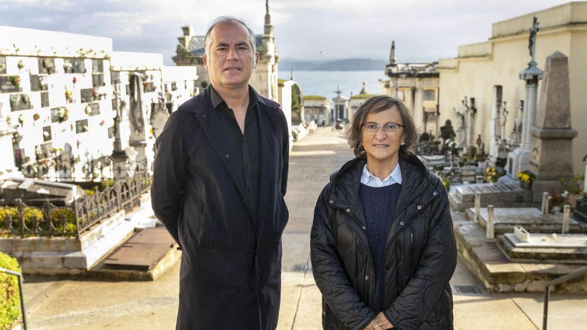 El guía Suso Martínez y la edil de Medio Ambiente, Esther Fontán, ayer, en el cementerio.  | // L. O.