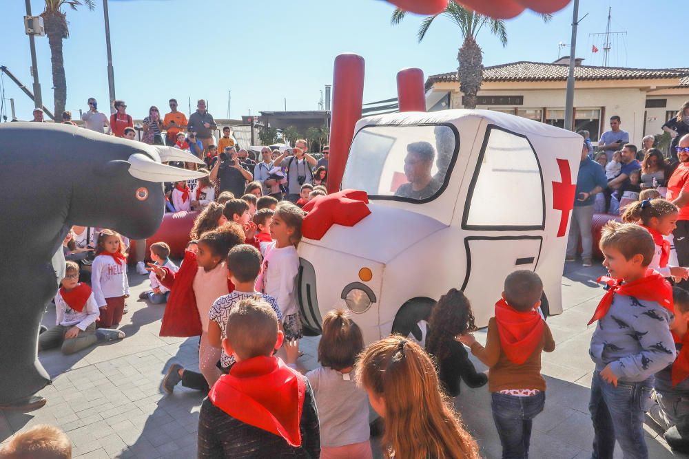 Toros "bravos" y carreras con el San Fermín infantil en de las fiestas patronales de Torrevieja