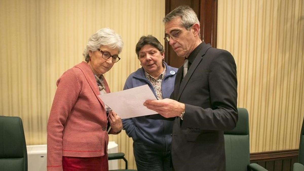 Muriel Casals (Junts pel Sí), Gabriela Serra (CUP) y un letrado del Parlament en la sesión constitutiva de la comisión sobre el 'procés'.