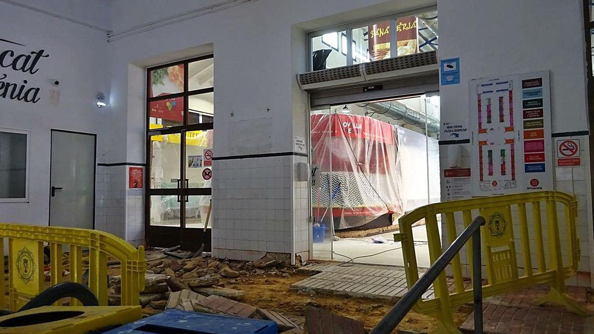 Acceso al Mercat de Dénia por la calle Carlos Sentí, al fondo el nuevo pavimento interior | CARLOS LÓPEZ