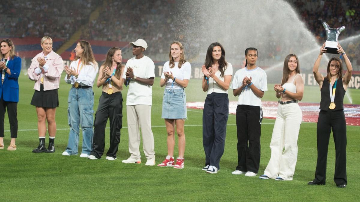 Las futbolistas del Barça que participaron en el Mundial con Aitana Bonmatí exhibiendo el premio The Best.