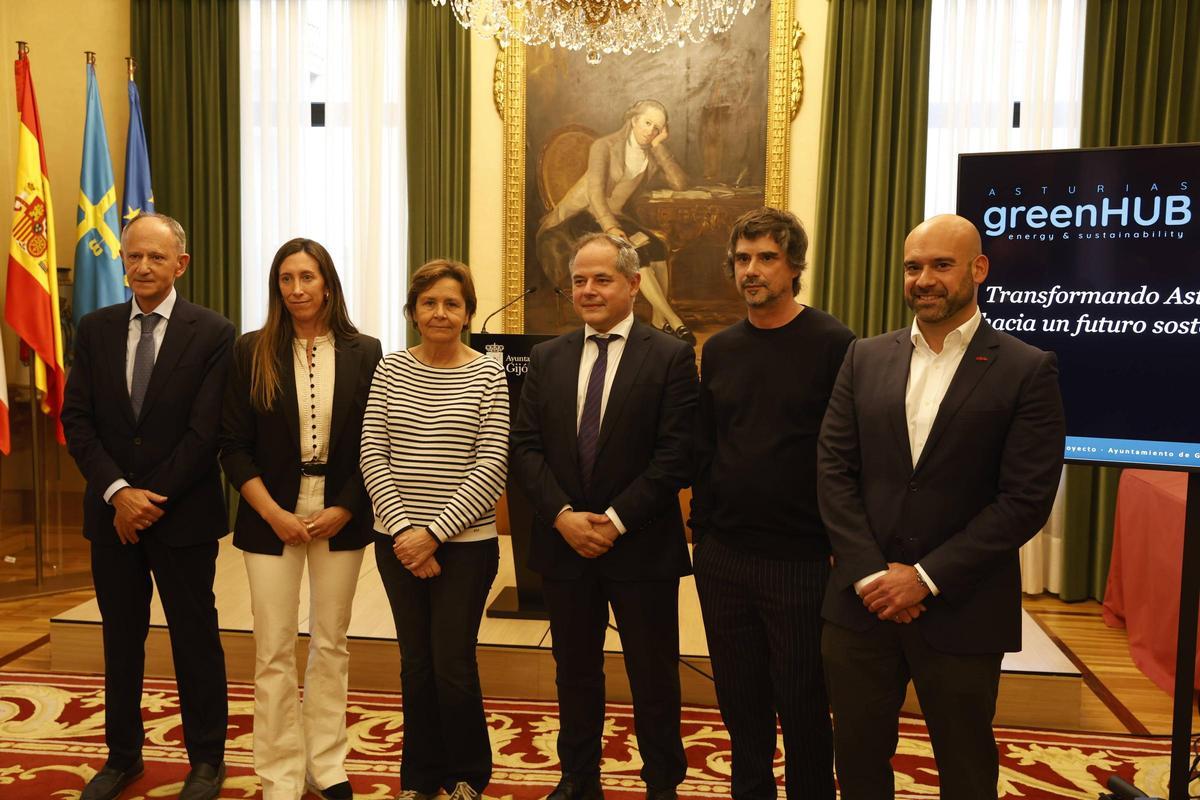 Por la izquierda, Javier Sáenz de Jubera, Ángela Pumariega, Carmen Moriyón, Javier Izquierdo, Pablo García y Jesús Martínez Salvador, en el salón de recepciones.