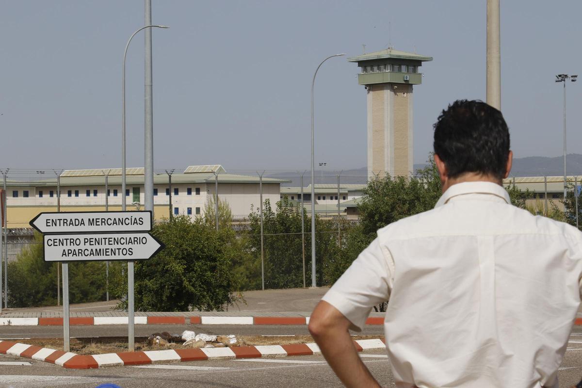 Un hombre observa las instalaciones de la cárcel, en una imagen de archivo.