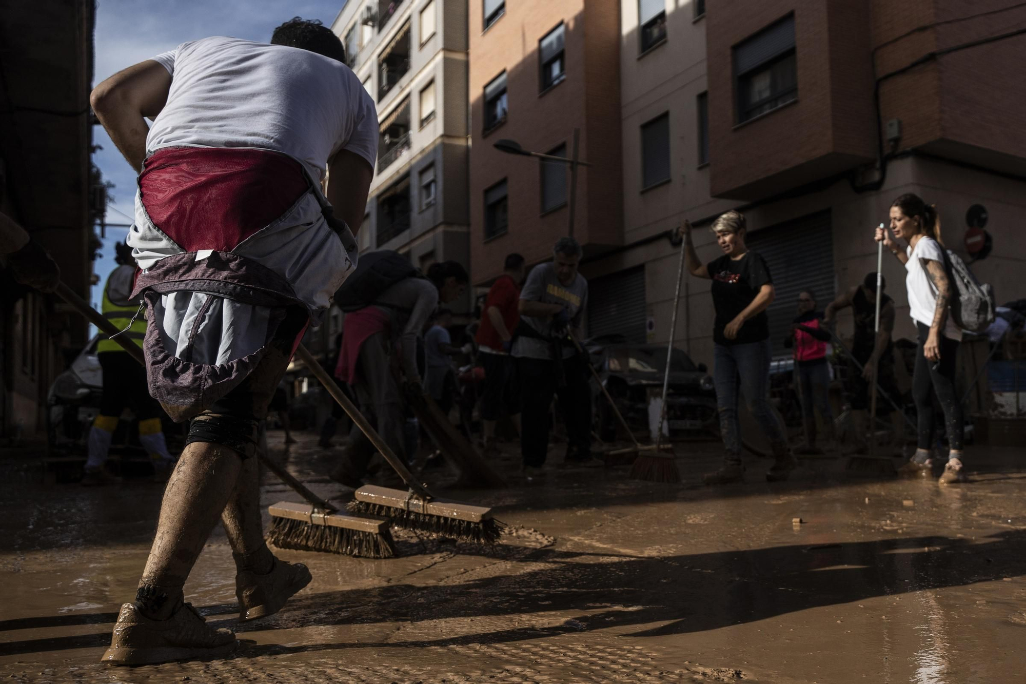 Varias personas limpian los estragos ocasionados por la DANA