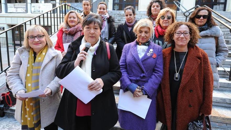 Colectivos feministas, representantes sindicales y políticas, en la Facultad de Letras, en Murcia.