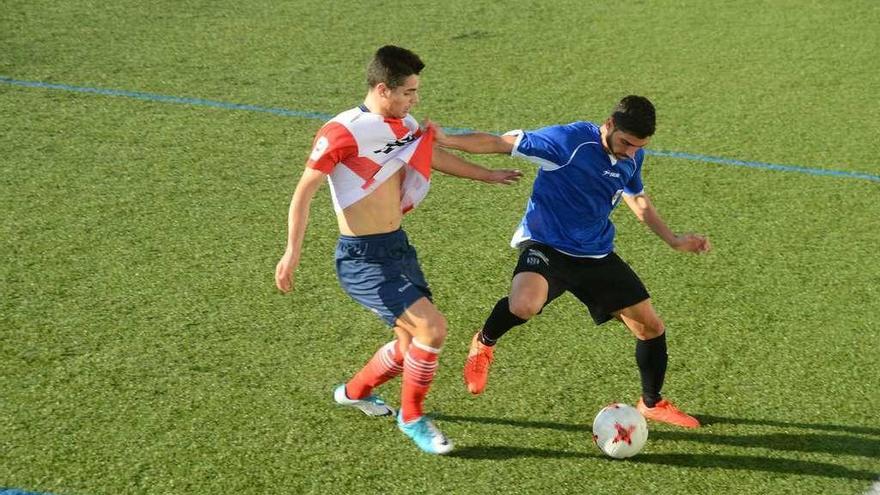 Un futbolista del Laracha protege el balón mientras agarra al alondrista Gabri. // Gonzalo Núñez