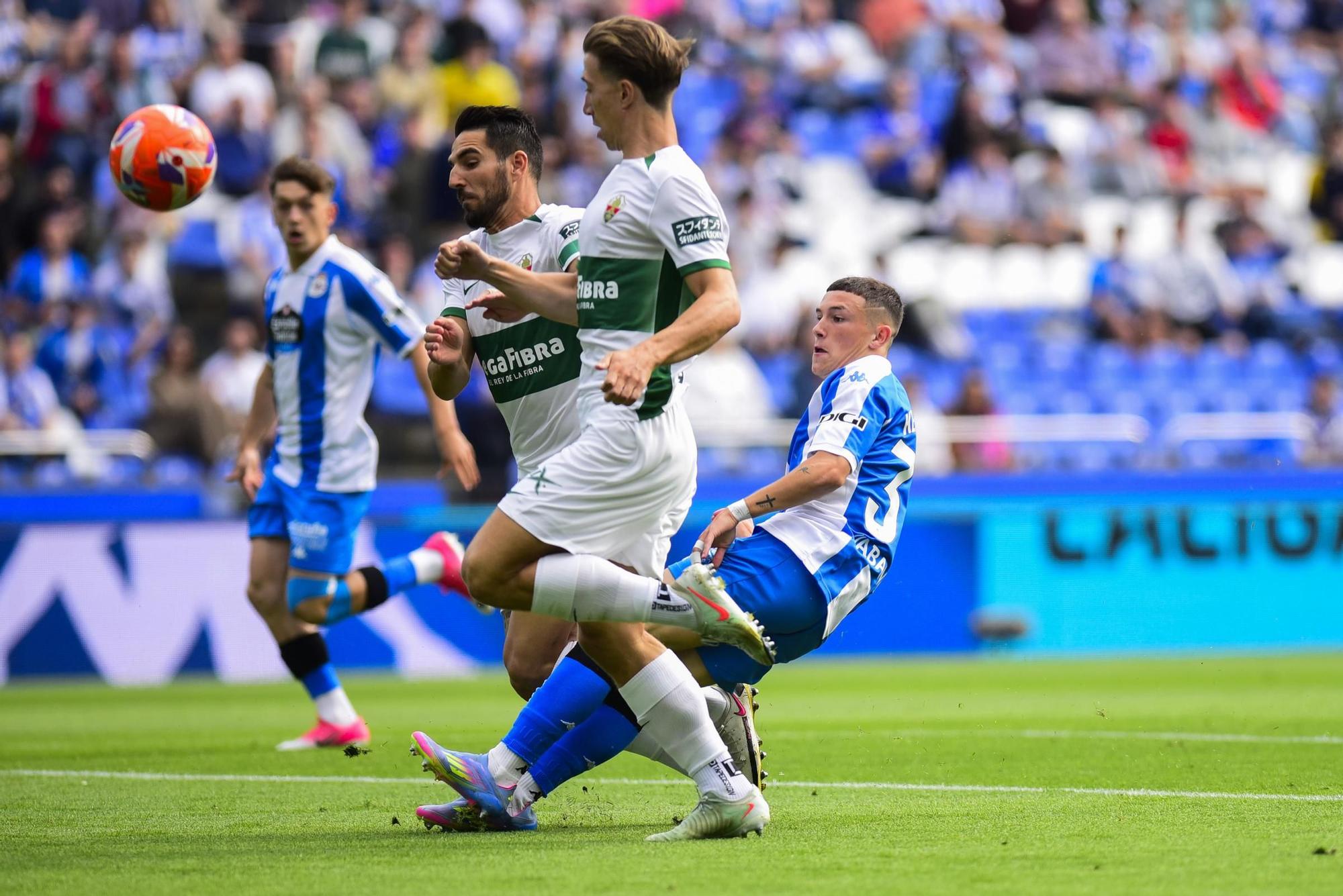 El Dépor cae goleado (0-4) por el Elche para cerrar la temporada 2025-25 en Riazor