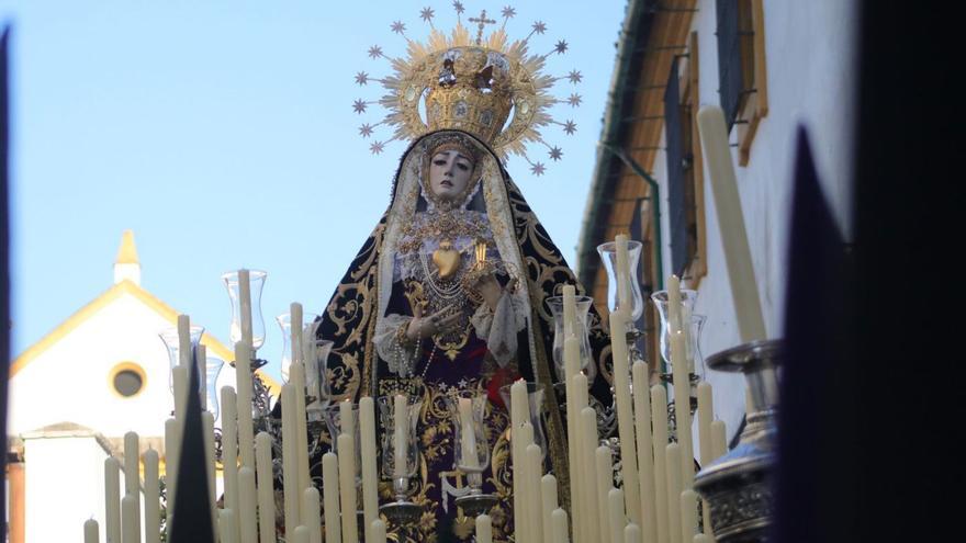 La Virgen de los Dolores, que este año cambiará su recorrido, en la plaza de Capuchinos. | ÓSCAR BARRIONUEVO