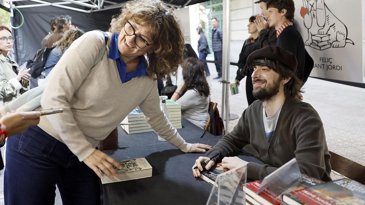 El escritor David Uclés firma libros por Sant Jordi.