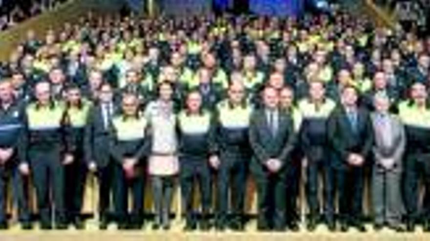 300 policías locales reciben un homenaje por su servicio