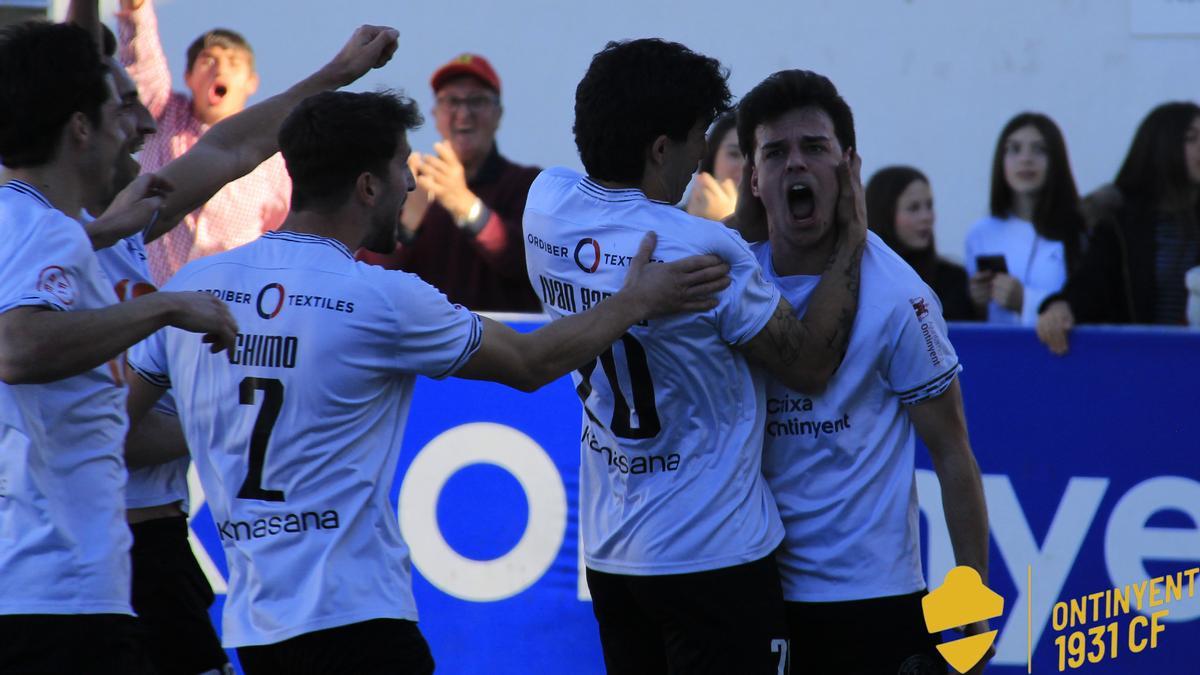 Los jugadores del Ontinyent 1931 celebran un gol anotado en el partido contra el Atlético Levante.
