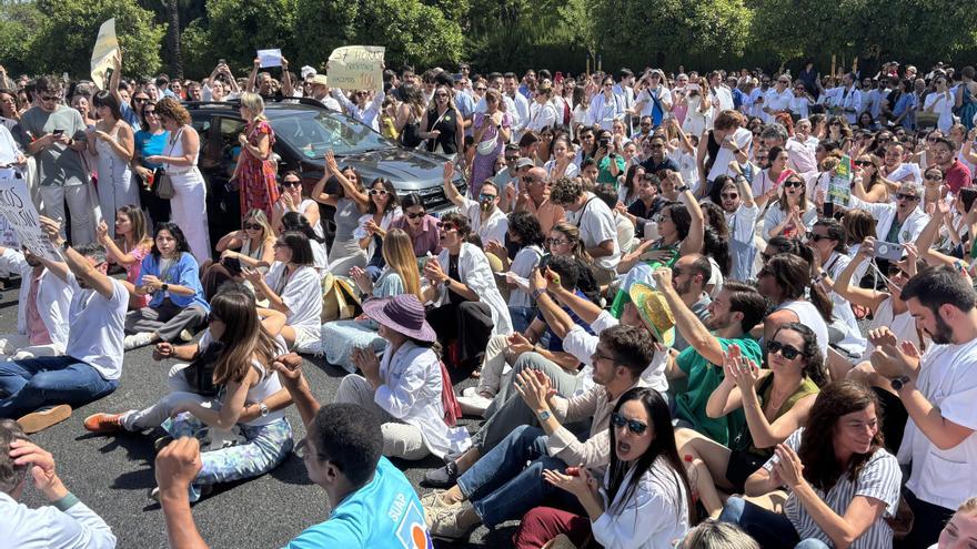 Los médicos van a la huelga en Canarias, donde dicen que la precariedad es aún mayor