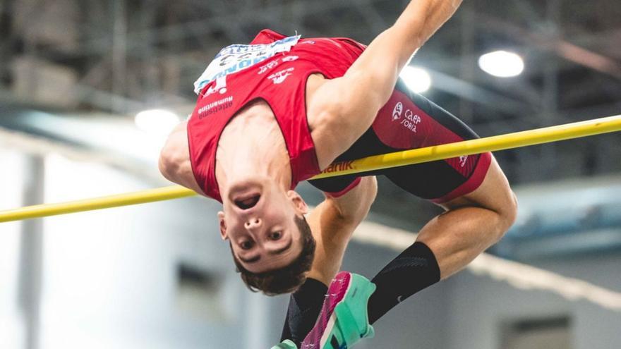 Éxito en el atletismo asturiano: Gran salto de Ignacio Bernardo, plata en el Nacional absoluto