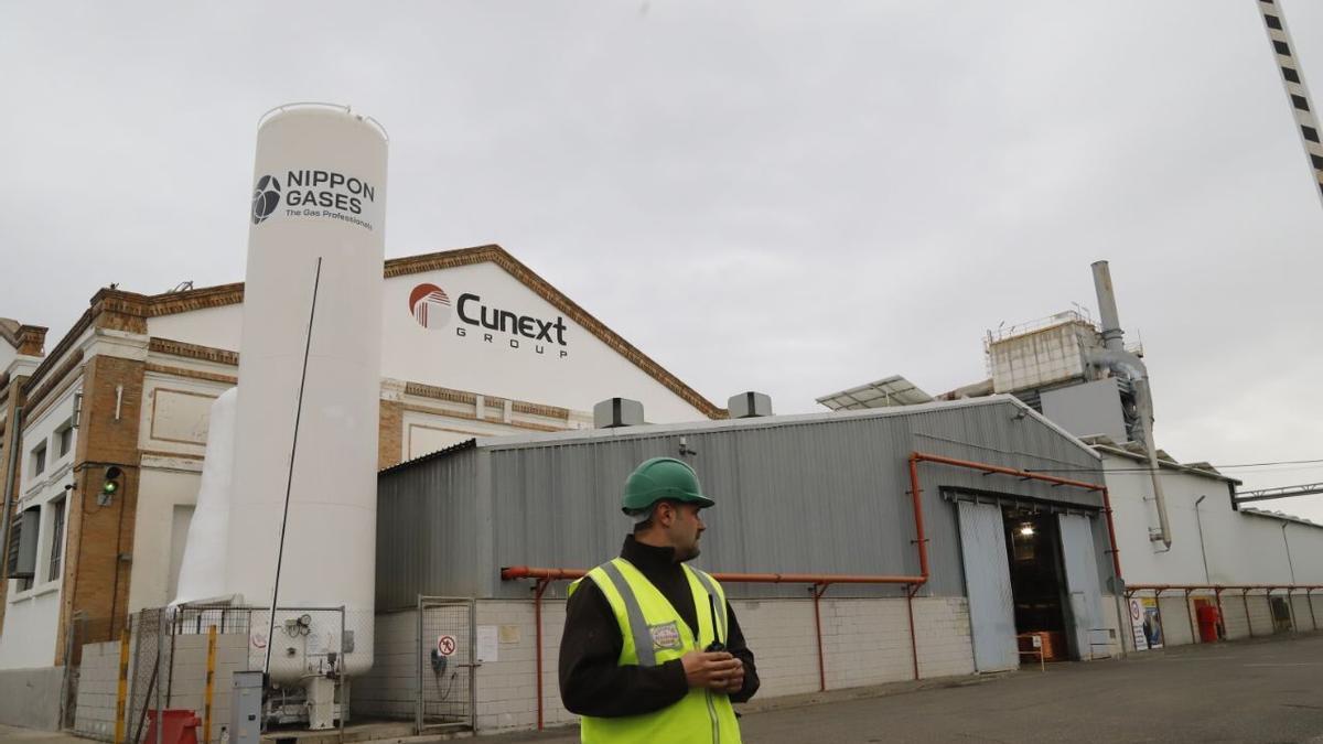 Trabajador de Cunext en sus instalaciones junto al Parque Joyero.