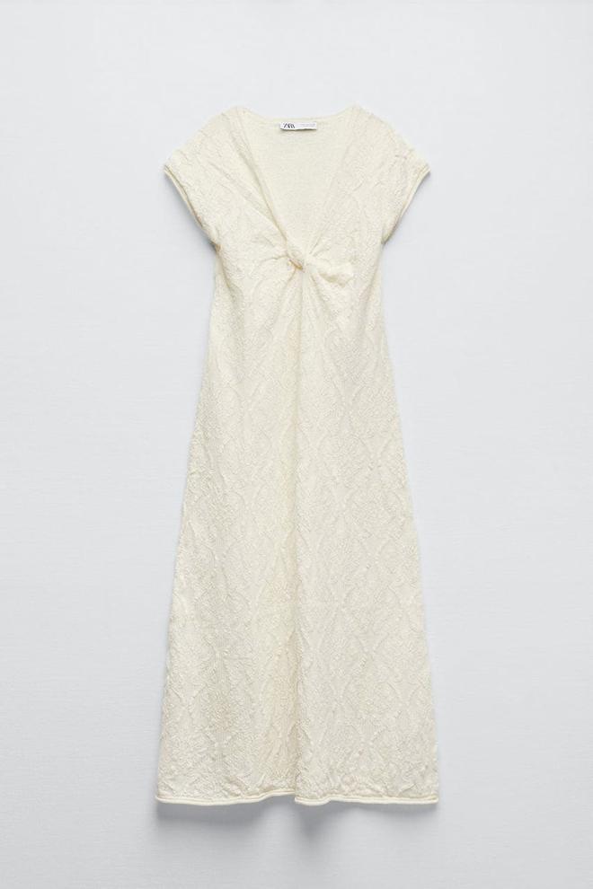 Vestido punto con nudo de Zara (precio: 39,95 euros)