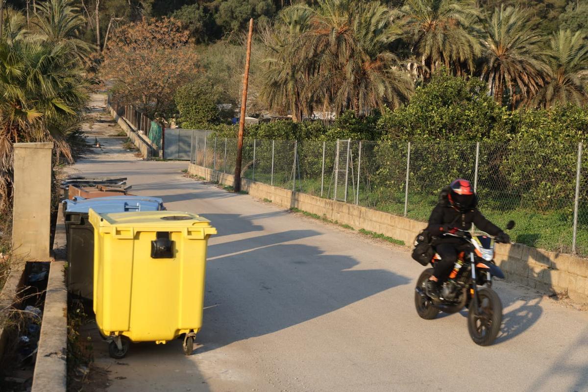 Una motocicleta circula por uno de los caminos de la urbanización Valletes de Gallo, en una imagen de ayer.