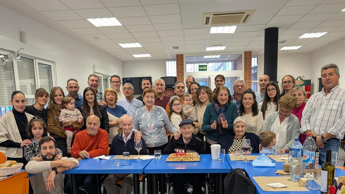 Celebración familiar por los 100 años de vida del zamorano Zacarías Bragado.