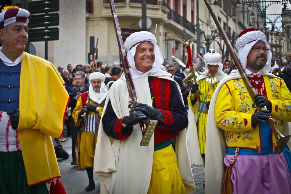 Los representantes de las 28 filaes recorren el centro de la ciudad para anunciar la llegada de los Moros y Cristianos ante miles de personas