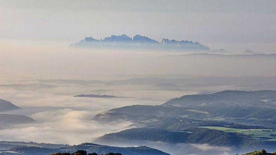 Vista de Montserrat des del coll de Jou, al Solsonès