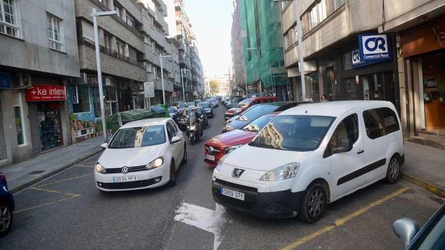 El estacionamiento en batería será reemplazado por una línea de servicios. // R. Vázquez