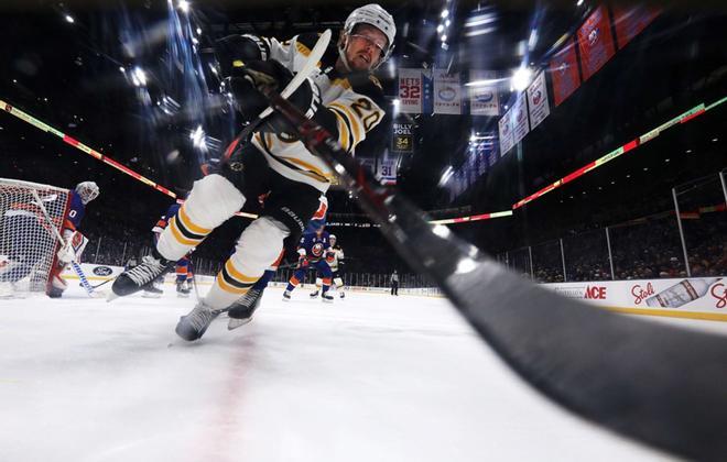 Joakim Nordstrom # 20 de los Boston Bruins patina contra los isleños de Nueva York durante su partido en el Nassau Coliseum de NYCB Live.