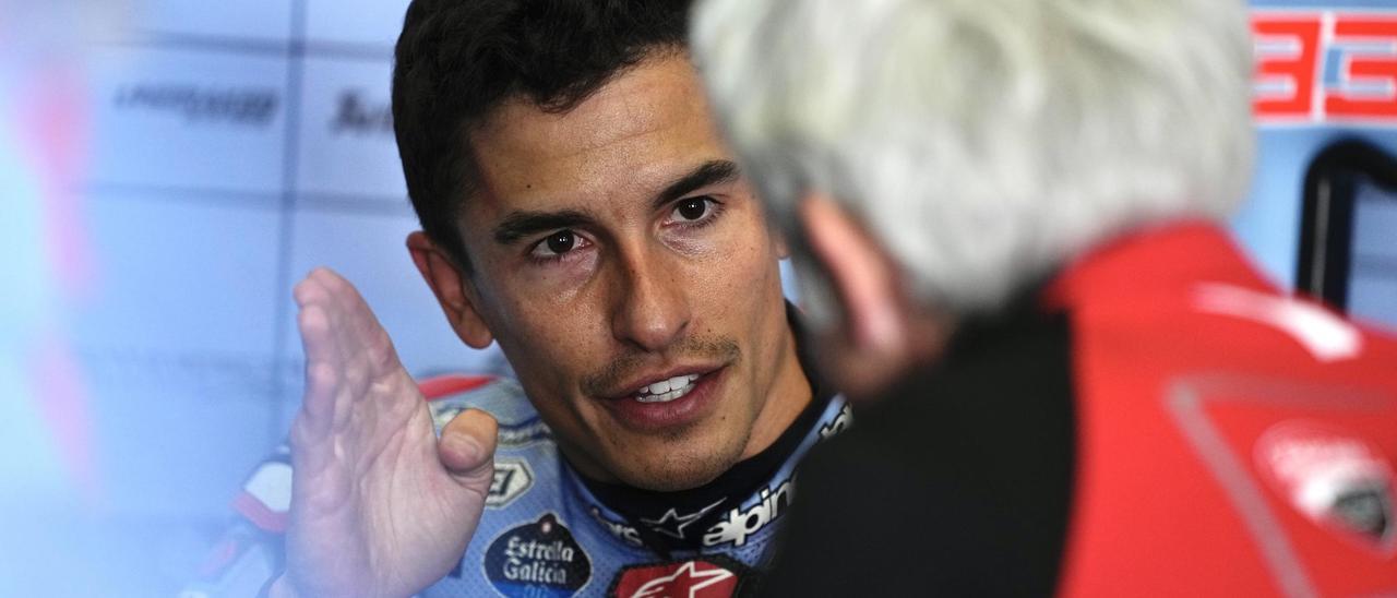 Marc Márquez, hoy, conversando con Gigi Dall'Igna, tras el test de Jerez.