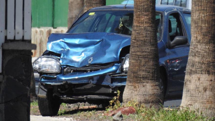 Un automóvil choca contra una palmera en Maspalomas