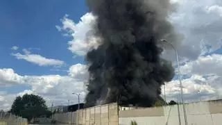 Preocupación en Vicálvaro por un incendio de chatarra que genera humo tóxico: "Apenas podemos respirar ni dentro de los domicilios"