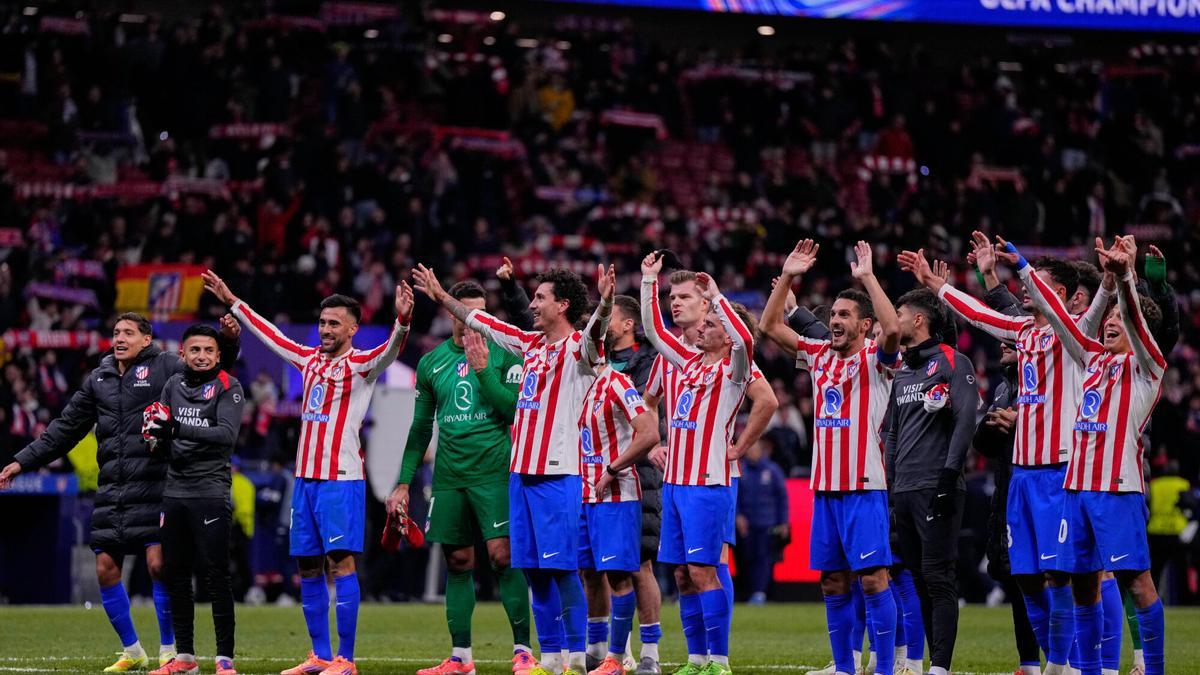 El Atlético de Madrid celebra junto al Metropolitano el triunfo conseguido en Champions.