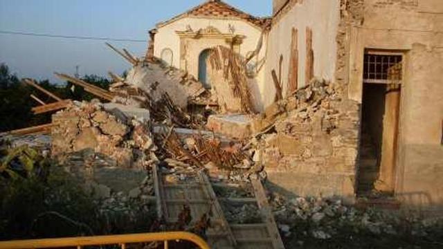 Tras las lluvias de 2009, sólo quedaba en pie el altar.