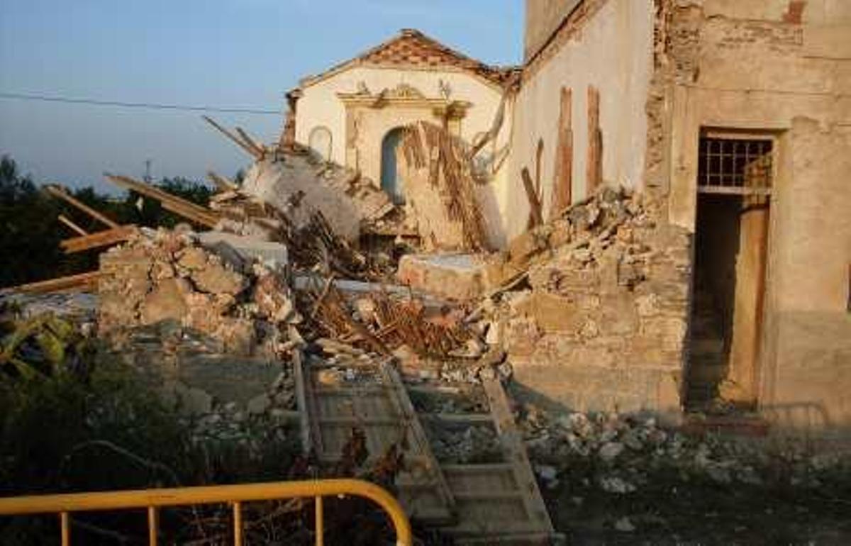 Tras las lluvias de 2009, sólo quedaba en pie el altar.