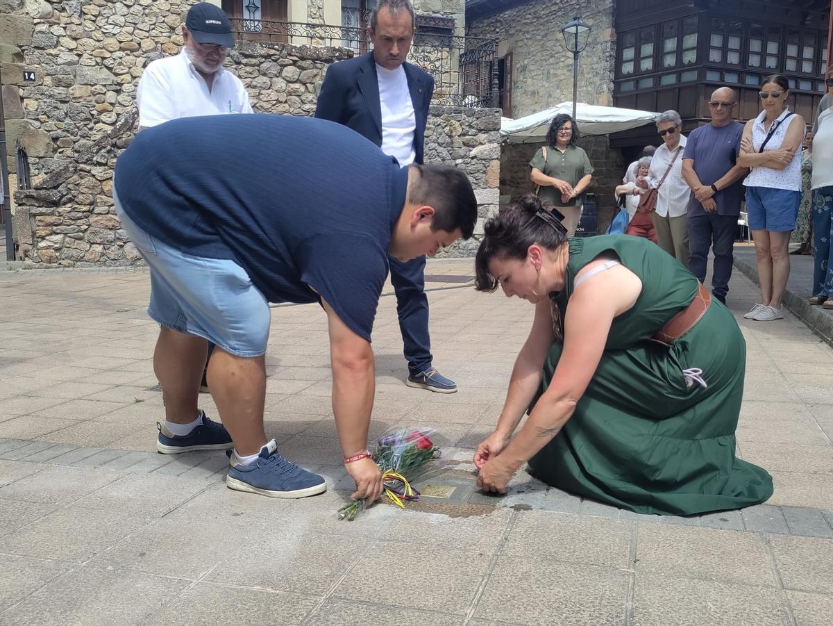 Parres coloca su stolperstein en memoria de Manuel Cueto Pérez