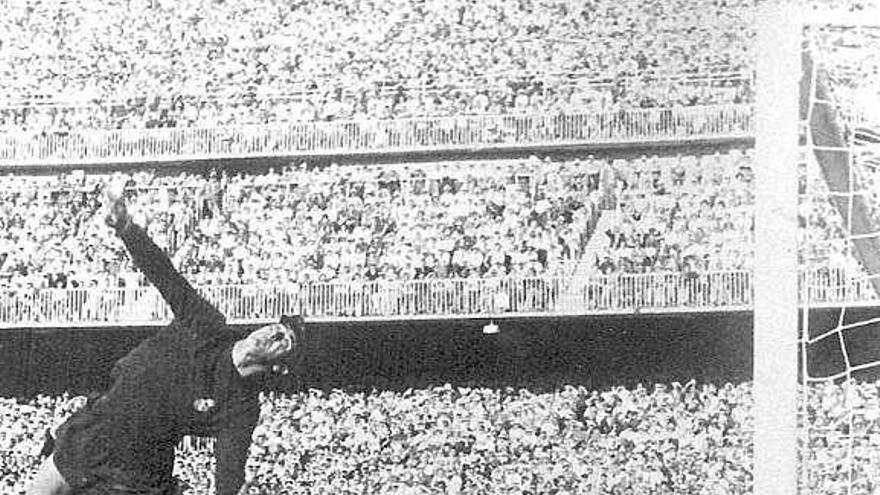 Junquera realiza una estirada en un partido en el Bernabéu.