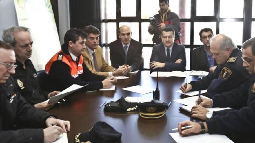 Reunión de coordinación con las Fuerzas de Seguridad, ayer, en el Ayuntamiento.