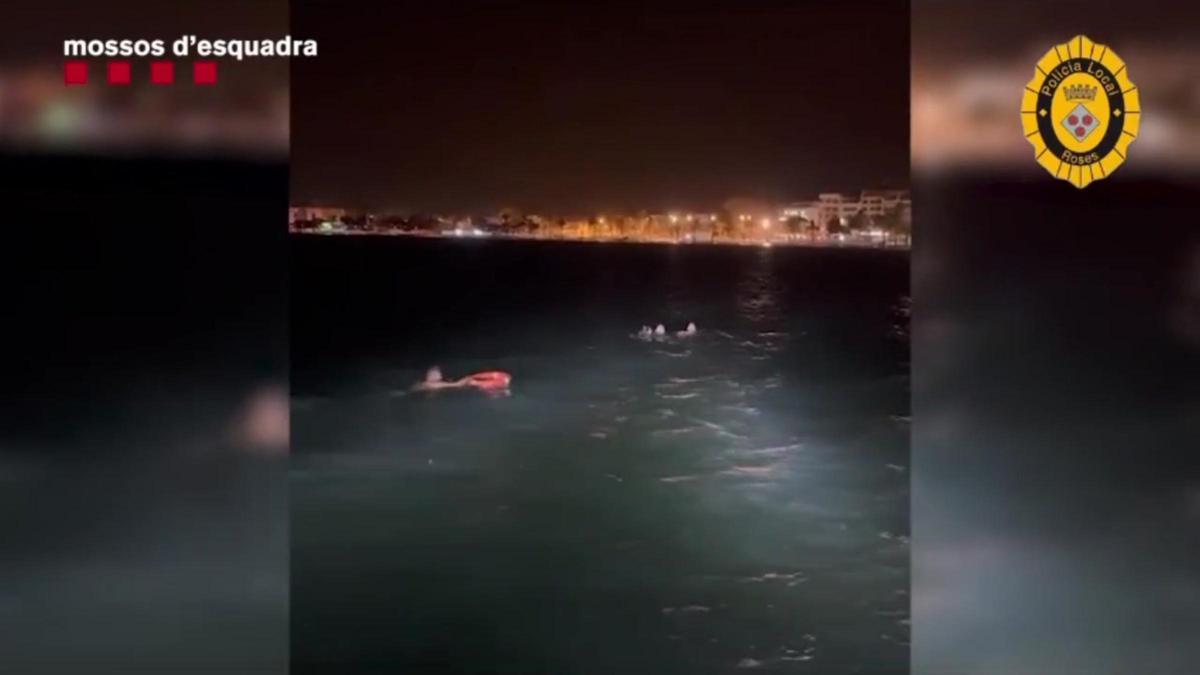 Dos mossos y un policía local de Roses salvan a un joven de 19 años que cayó al mar desde un espigón