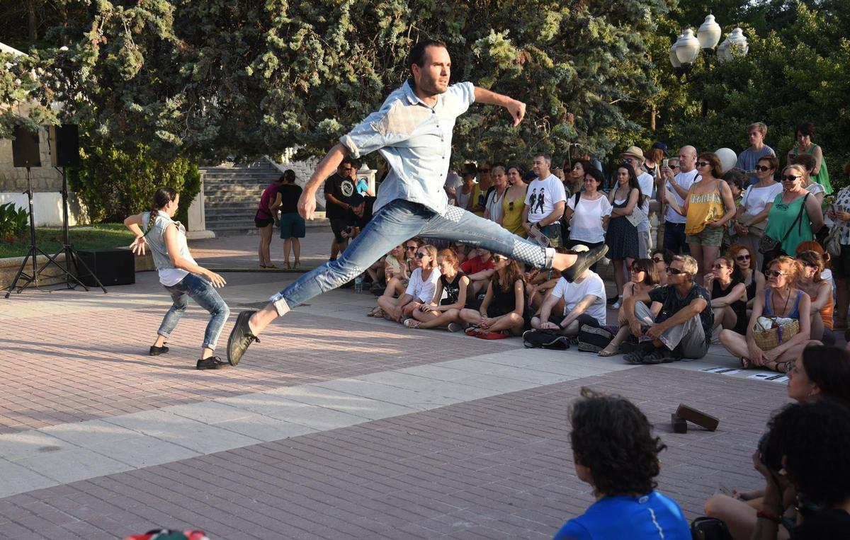 Actuación de danza en el Parque Grande en una edició anterior del festival.