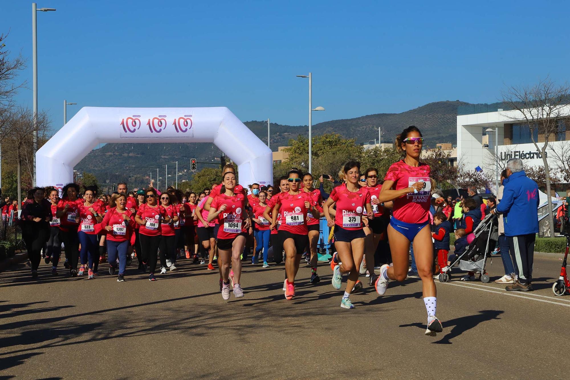 'Pink Running': más de 2.000 corredoras tiñen de rosa las calles de Córdoba