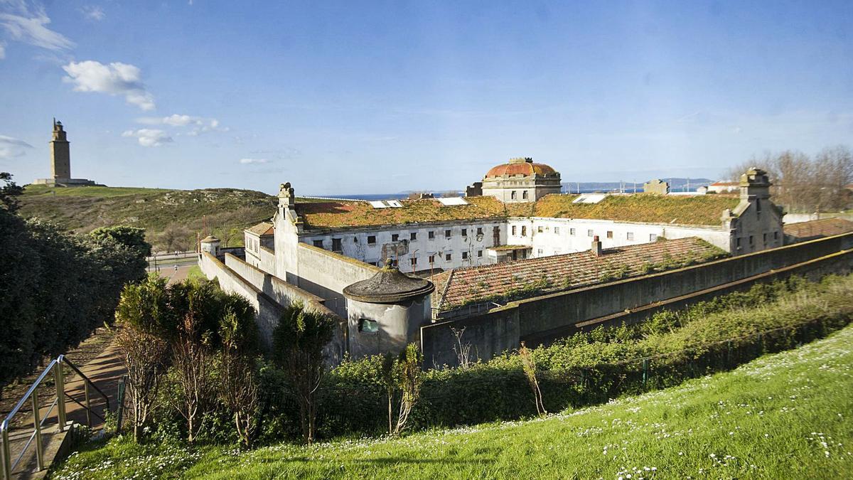 Vista general de la antigua cárcel con la Torre de Hércules al fondo. |  // CASTELEIRO/ROLLER AGENCIA