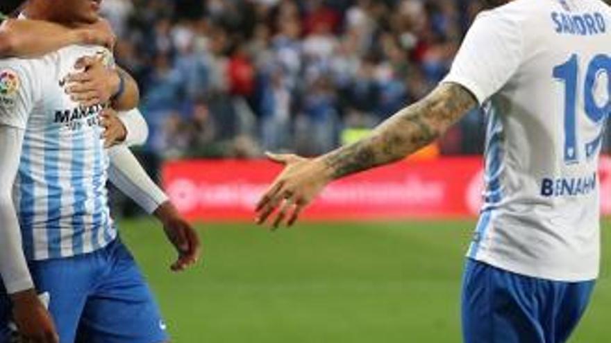 Pablo y Sandro celebran un gol.