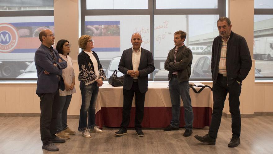 El presidente provincial del PP, José María Barrios, con concejales del Partido Popular de Benavente en 2019 y el presidente del PP local Juan Dúo.