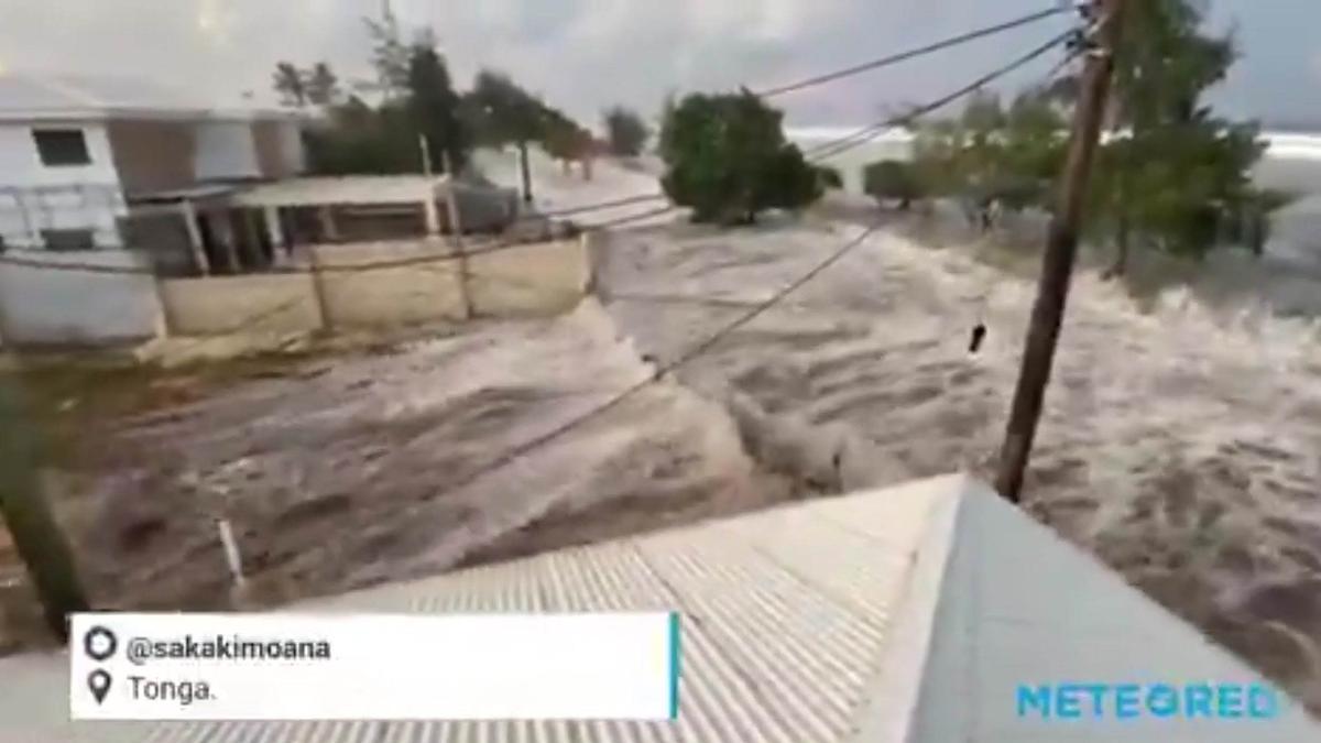 La violenta erupción del HungaTonga-Hunga-Haapai provoca un tsunami