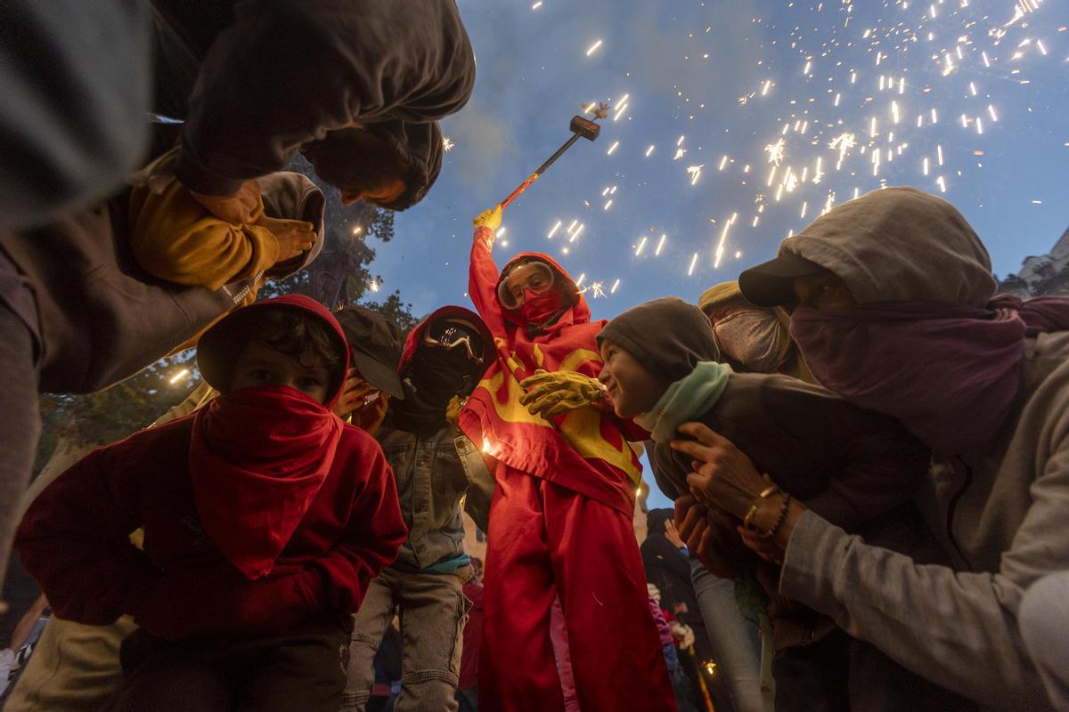 Los diables incendian el Passeig de Gràcia durante el correfoc de la Mercè.