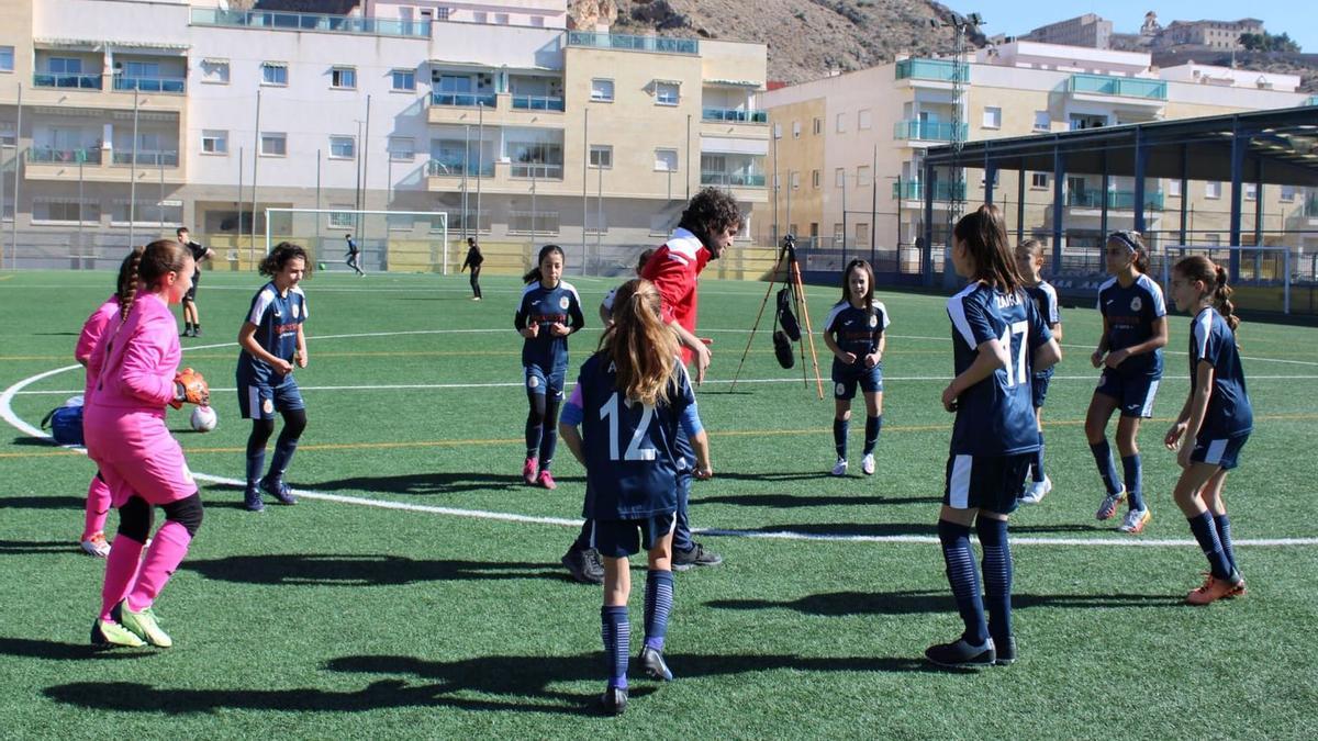 Imagen de un entrenamiento de las niñas del Atlético Aspe