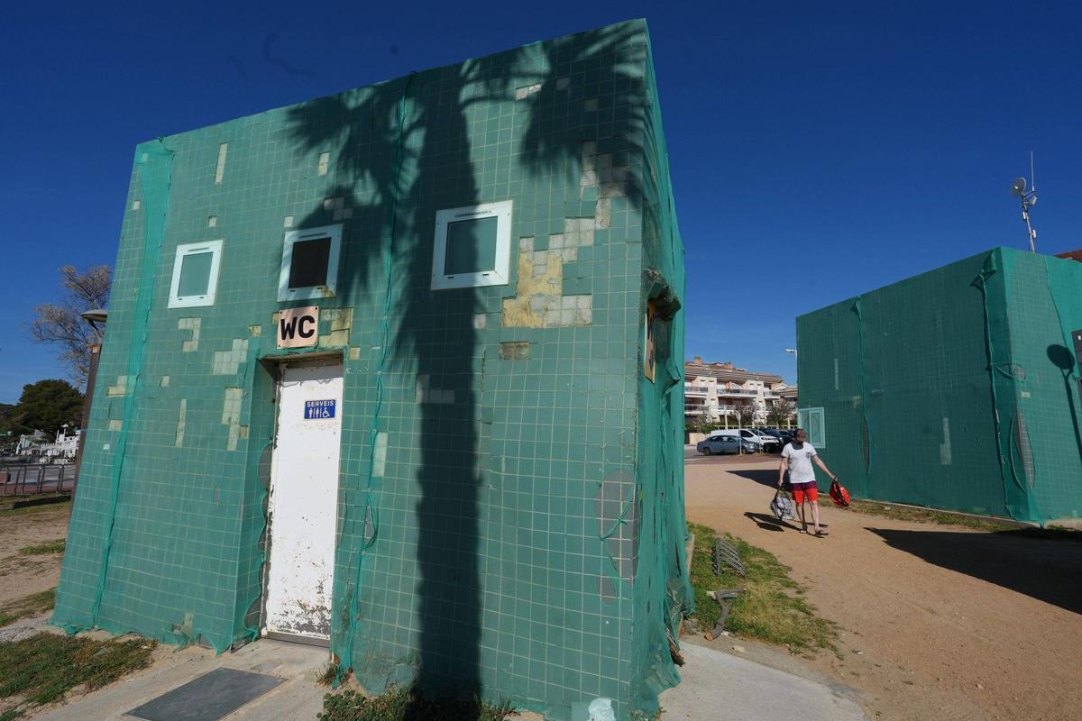 Dos dels cubs, un dels quals fubnciona com a lavabos públics.