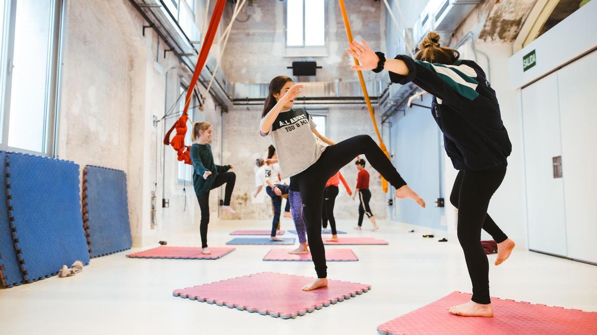 Clases de la Escuela de Circo Social en la Harinera de Zaragoza.